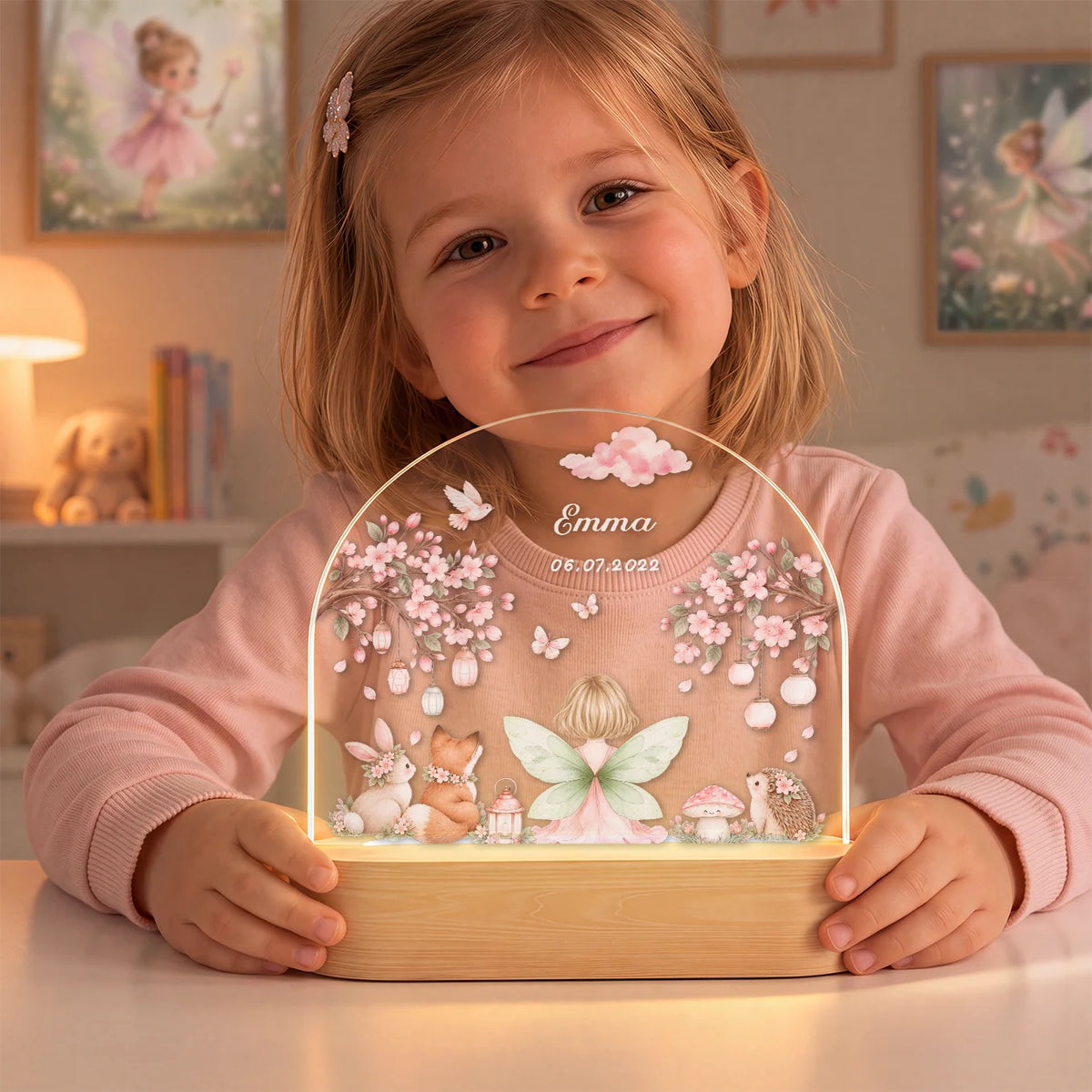 Fillette tenant la veilleuse fée allumée avec son prénom à table | market_france
