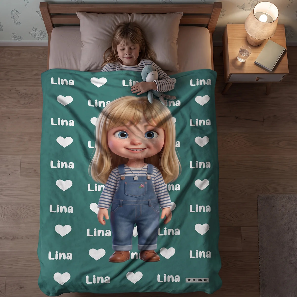 Fillette au lit sous le plaid vert avec son personnage cartoon et le prénom Lina | market_france