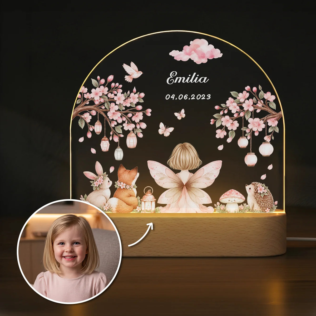 Personalisiertes Nachtlicht „Fee“ mit Foto und Namen als Geschenk für Kinder: Fee unter Kirschblüten mit Hase, Fuchs und Igel, Holzsockel, Bo & Birdie