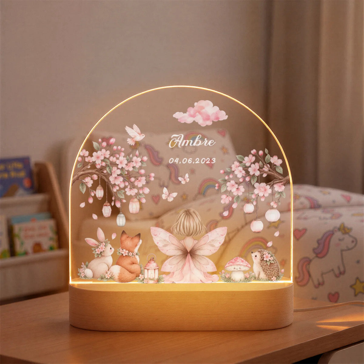Veilleuse fée avec prénom et date allumée devant le lit d’enfant | market_france