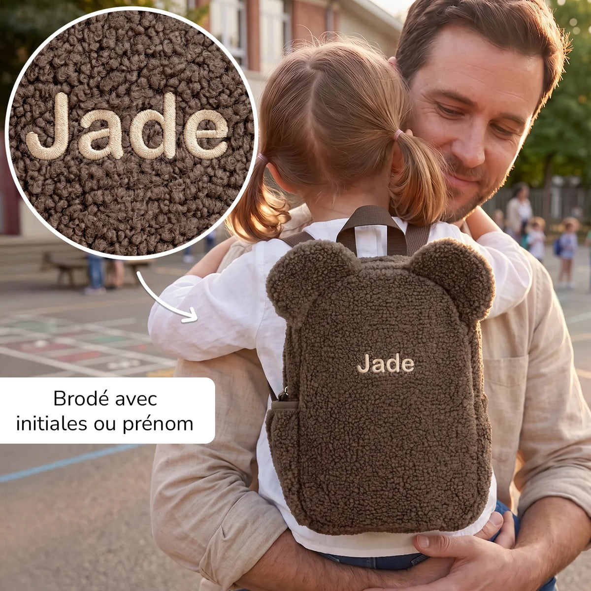 Sac à dos ourson personnalisé avec oreilles et prénom brodé « Jade », papa portant une petite fille avec le sac à dos taupe, Bo & Birdie | market_france