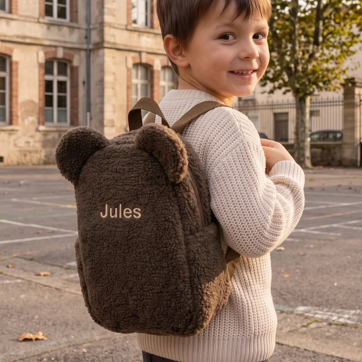 Garçon portant le sac à dos ourson taupe avec le prénom « Jules » | market_france