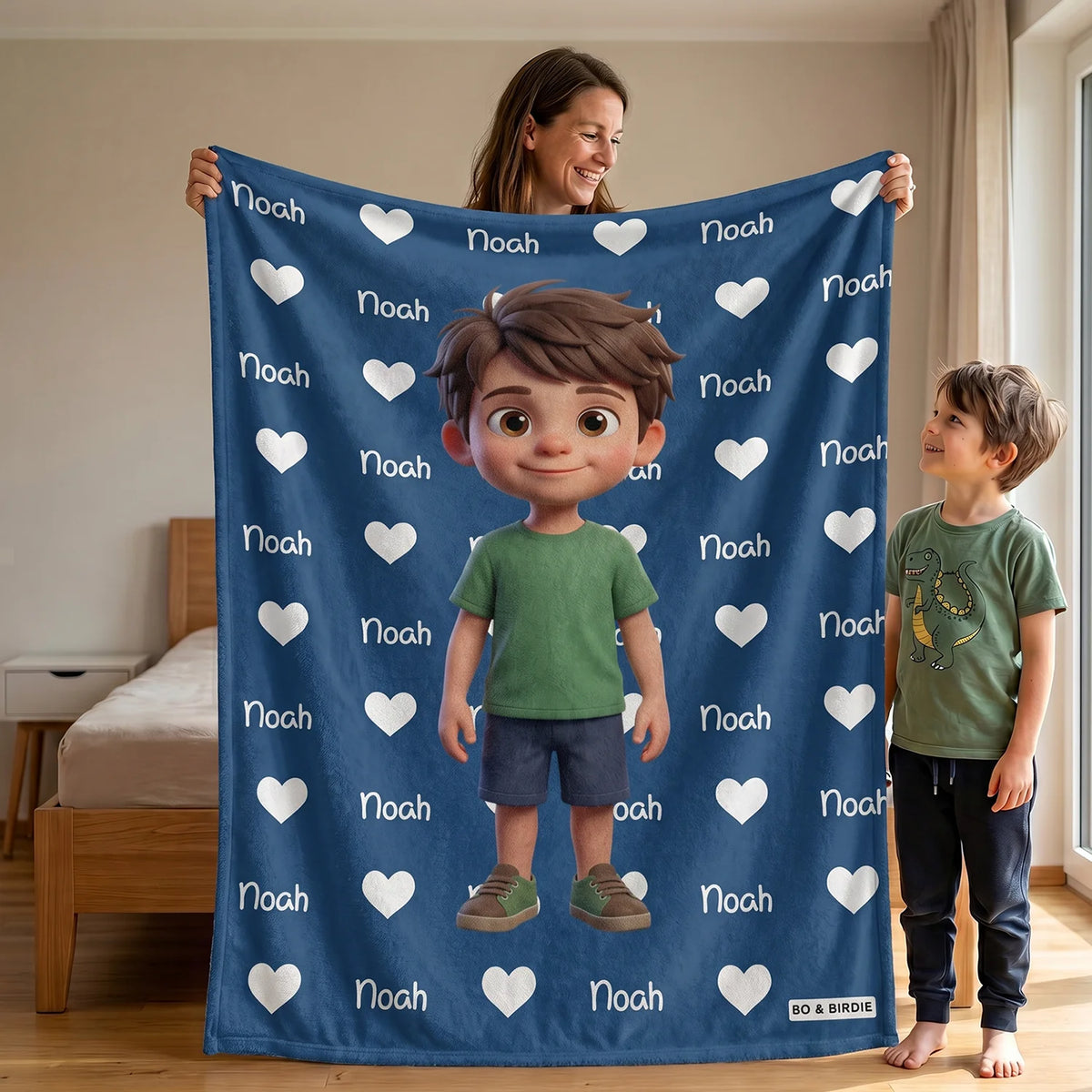 Mère et fils tiennent le plaid bleu avec personnage cartoon et prénom Noah | market_france