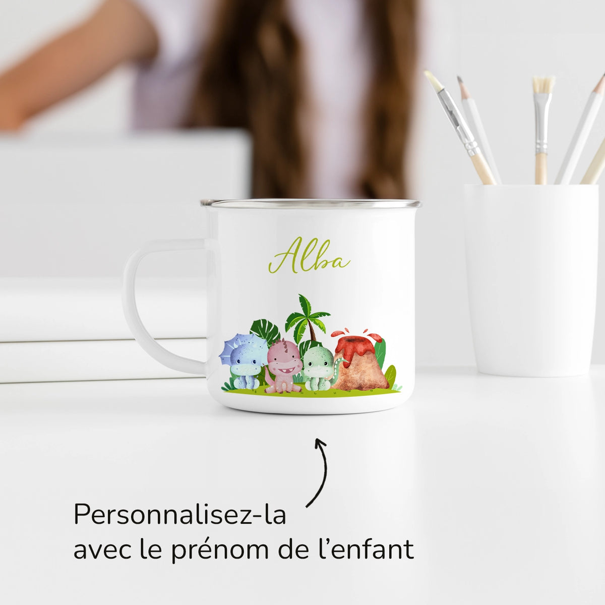 Tasse Dinosaures avec prénom en vert sur un bureau près de pinceaux market_france