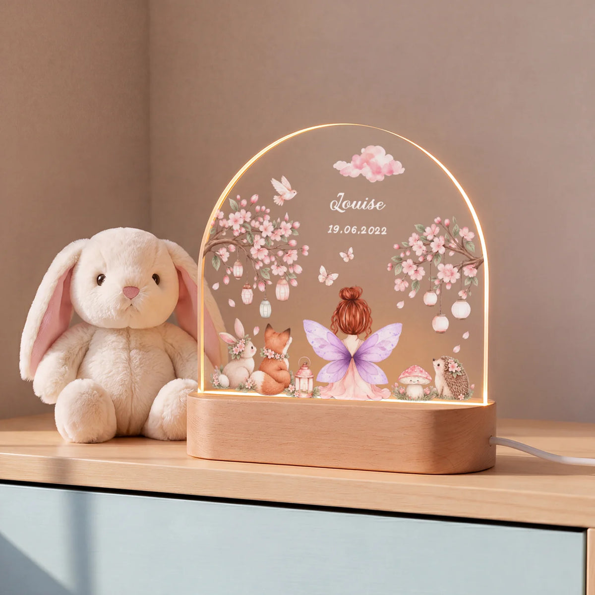 Veilleuse fée aux fleurs de cerisier à côté d’une peluche lapin | market_france