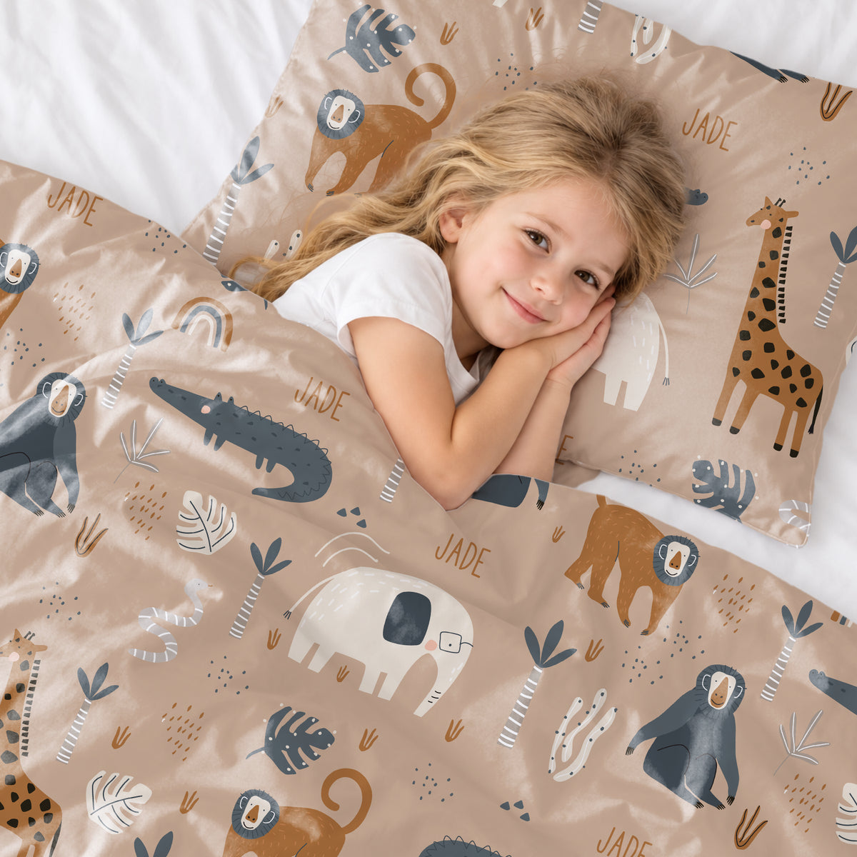 Fillette blonde allongée sur la parure Savane avec singes, girafe et prénom market_france